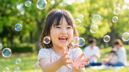 木陰でシャボン玉を楽しむ乳幼児
