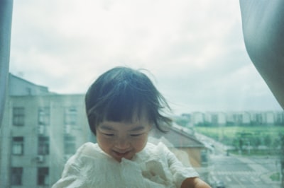子ども同士が仲良く遊ぶ様子