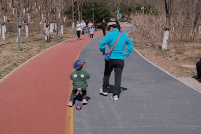 親子で散歩しながら慣れさせる